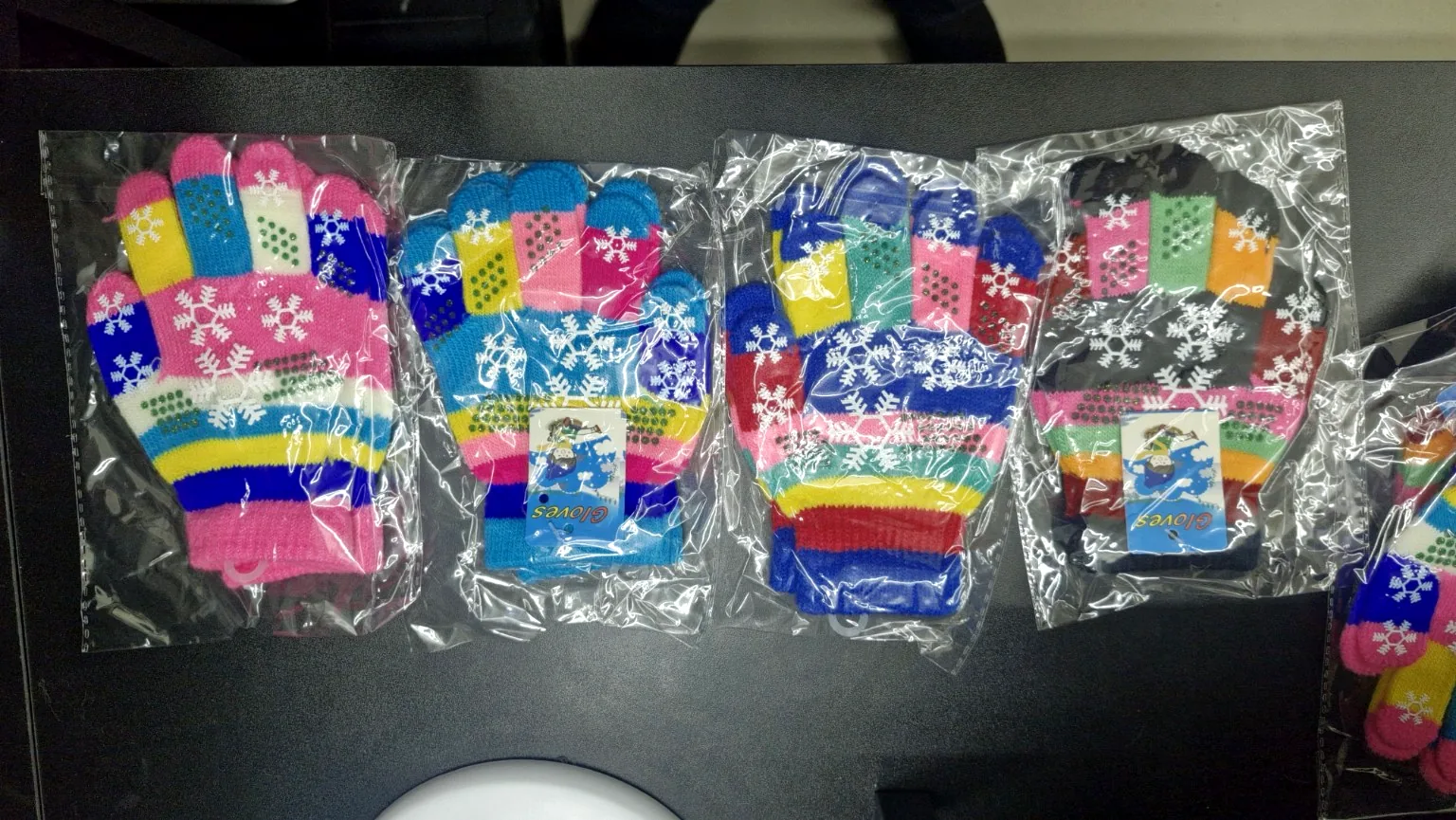 Guantes tejidos multicolor con diseños de copos de nieve